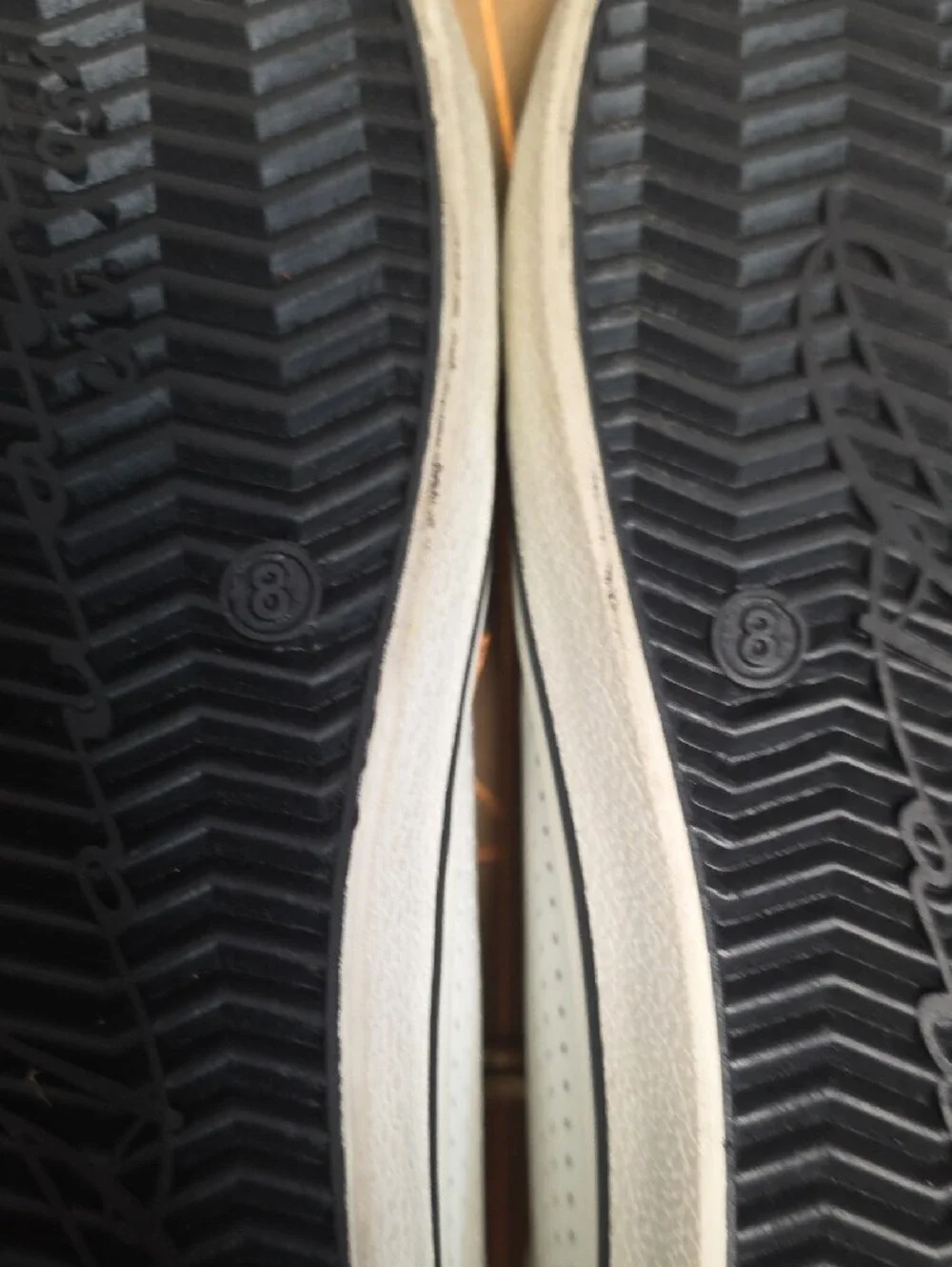Vintage Havana White and Black Fashion Sneakers - Size 8